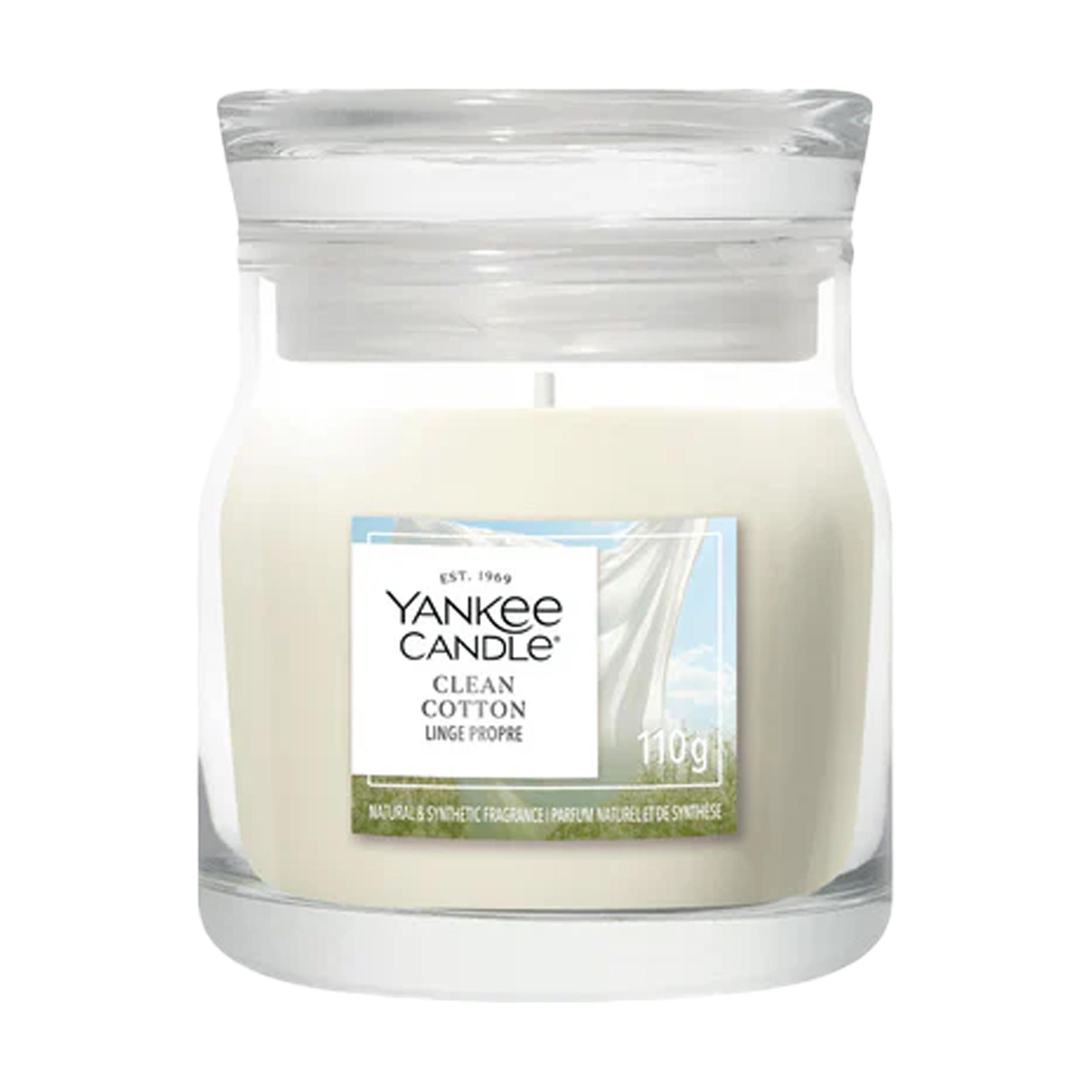 Yankee Candle Clean Cotton duftlys i lille glaskrukke med glaslåg trykt med logo